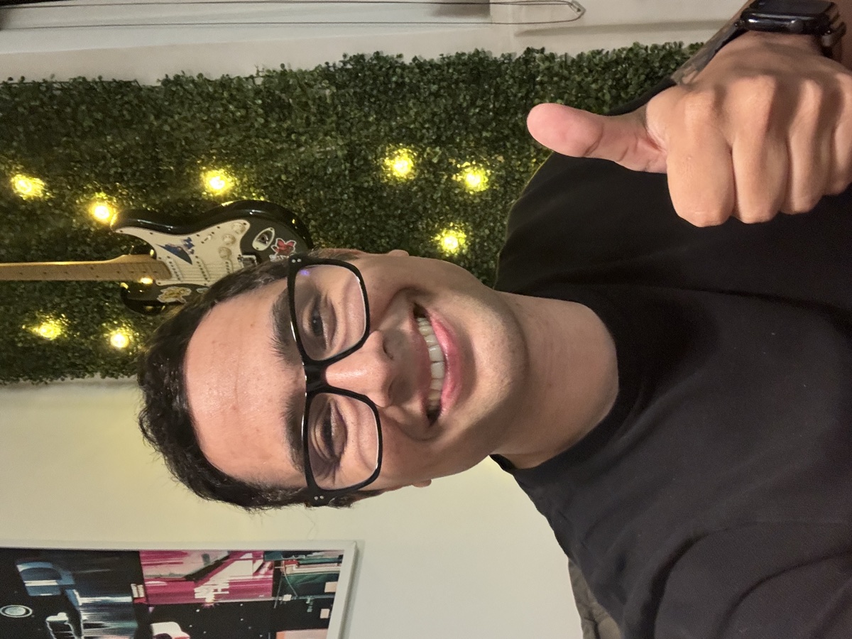 Cauê Falcão sorrindo